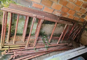 Échafaudage rouillé nécessitant un entretien et une réparation pour garantir la sécurité sur le chantier.